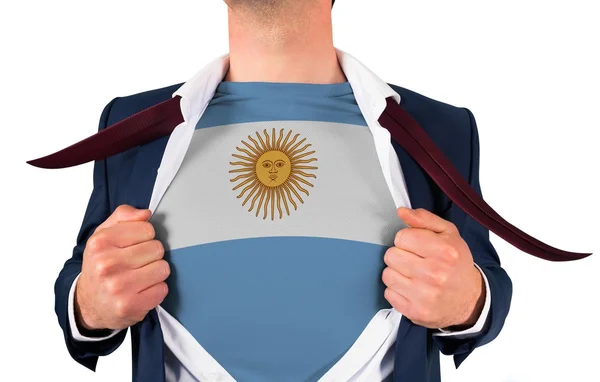 Chemise d'ouverture homme d'affaires pour révéler drapeau argentine — Photo