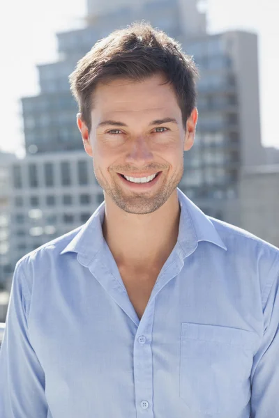 Knappe man op zijn balkon — Stockfoto