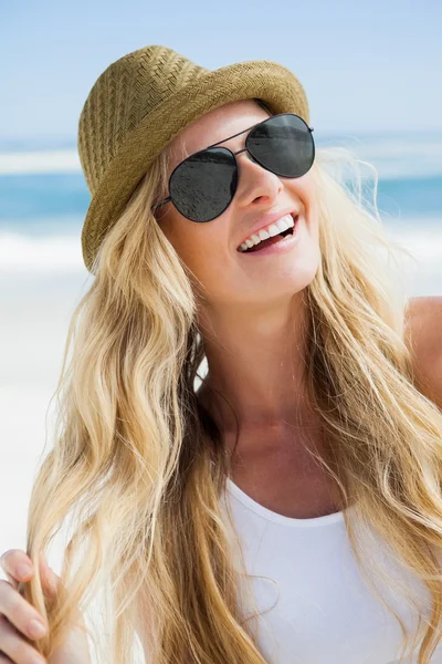在海滩上微笑着的金发女郎 — 图库照片