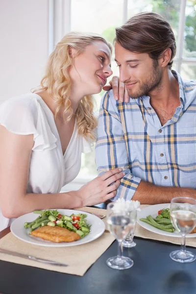 Pareja disfrutando de una comida juntos — Foto de Stock