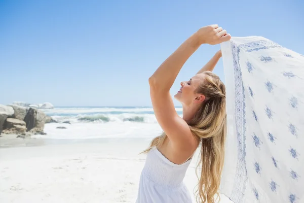 Блондинка на пляже с шарфом — стоковое фото
