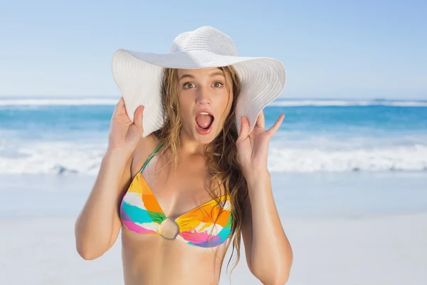 Meisje in een bikini en stro hoed op strand — Stockfoto
