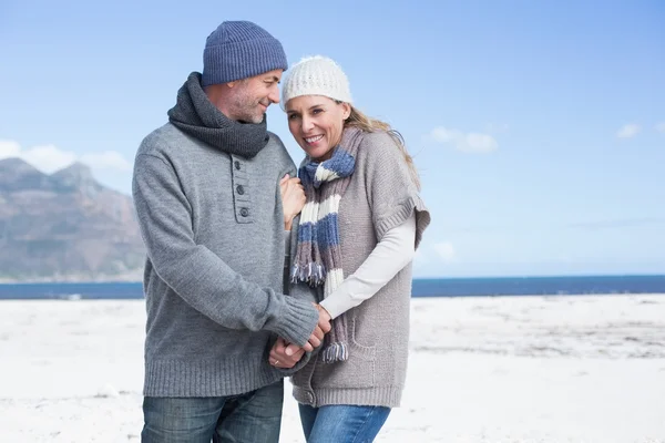 Casal na praia em roupas quentes — Fotografia de Stock