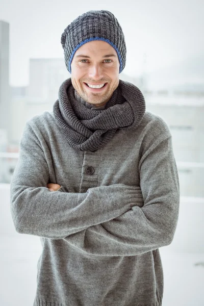 Knappe man in warme kleding — Stockfoto