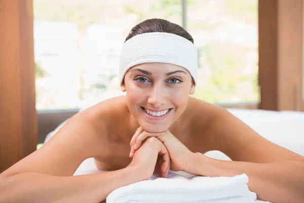 Brunette liggend op een massagetafel — Stockfoto