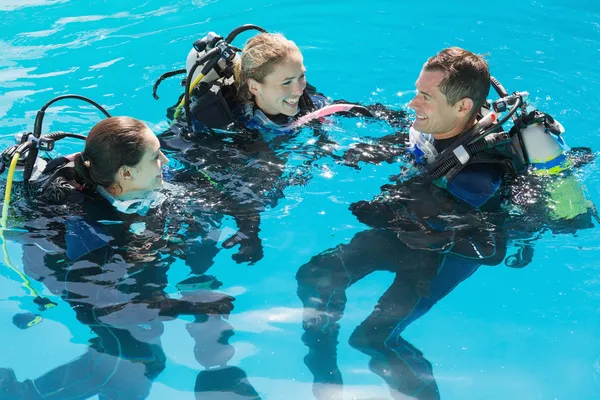 Друзі на тренуваннях з аквалангу в басейні — стокове фото