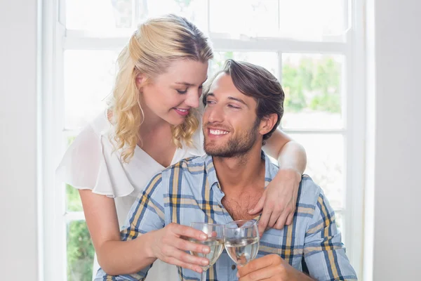 Пара наслаждается белым вином — стоковое фото
