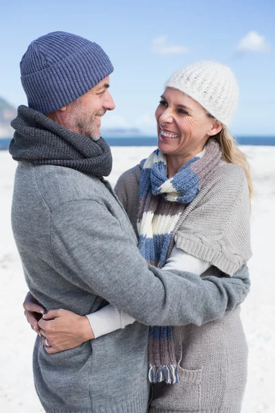 Casal abraço na praia — Fotografia de Stock