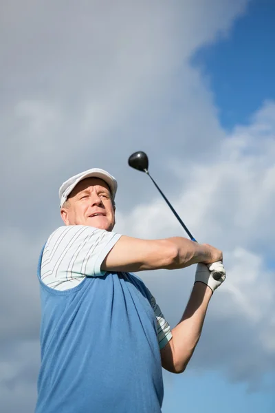 Golfspelare svängande sin klubb — Stockfoto