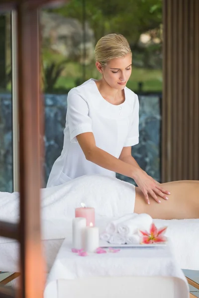 Morena desfrutando de uma massagem nas costas — Fotografia de Stock