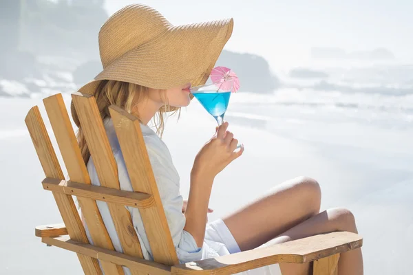 Bionda sorseggiando cocktail in riva al mare — Foto Stock