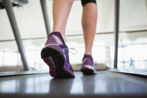 Man walking on treadmill — Stock Photo, Image