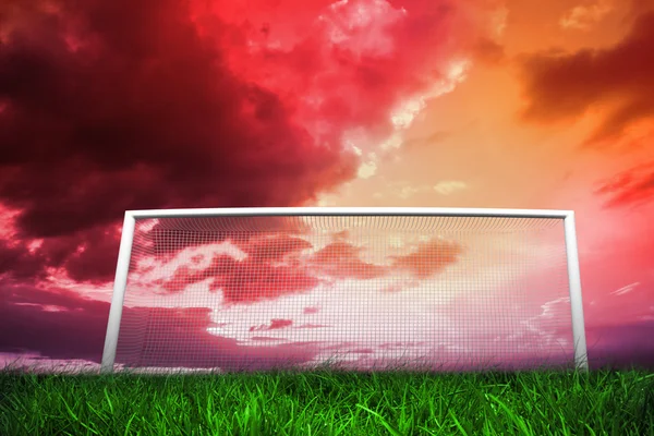 足球目标在红色多云的天空下 — 图库照片