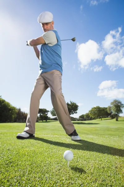 Golfer swinging his club on the course — Stock Photo, Image