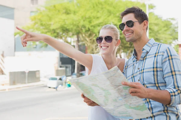 Casal de turistas consultando o mapa — Fotografia de Stock