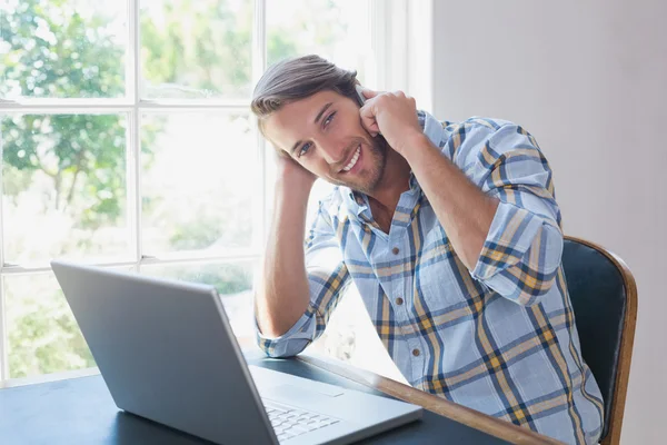 Man sitter vid bord prata telefon — Stockfoto