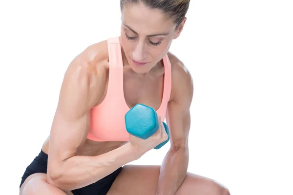 Vrouw doen biceps curl met dumbbell — Stockfoto