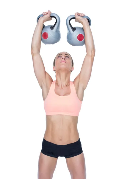 Mulher crossfitter levantando kettlebells — Fotografia de Stock