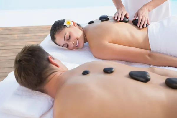 Coppia godendo massaggio con pietre calde — Foto Stock