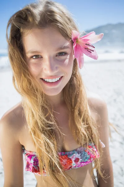 Ξανθιά με αξεσουάρ μαλλιών λουλούδι στην παραλία — Φωτογραφία Αρχείου