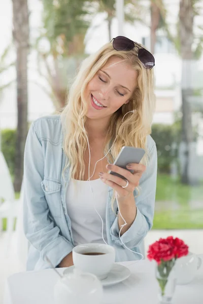 Blonde having coffee sending text — Stock Photo, Image