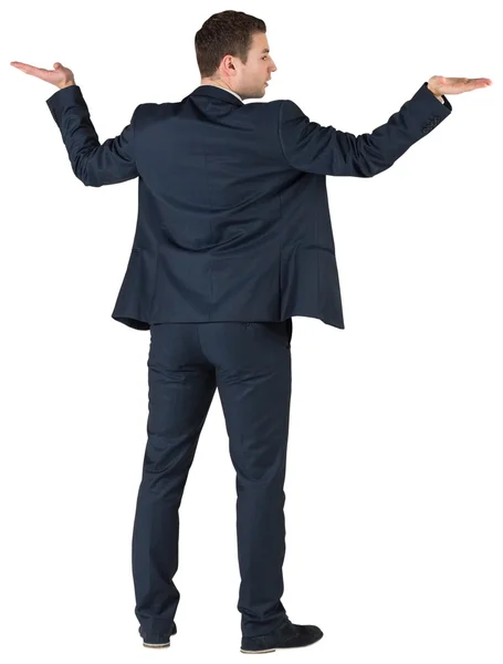 Бизнесмен, стоящий с поднятыми руками — стоковое фото