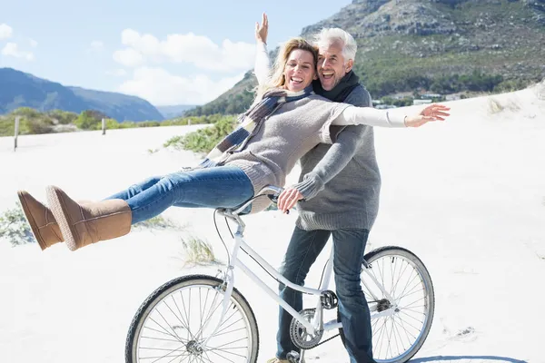 Coppia andare a fare un giro in bicicletta sulla spiaggia — Foto Stock