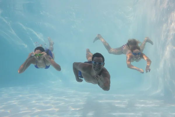 Přátelé pod vodou v bazénu — Stock fotografie