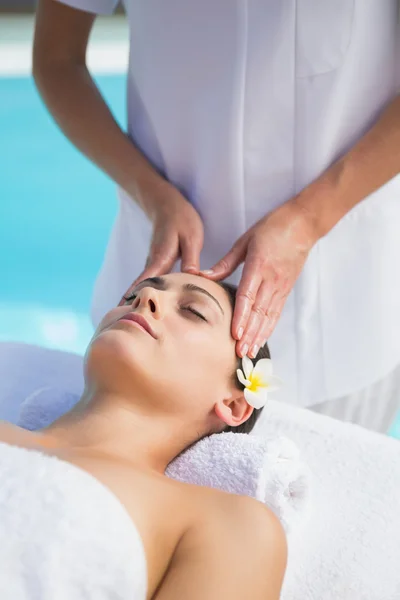 Brunette getting a head massage — Stock Photo, Image