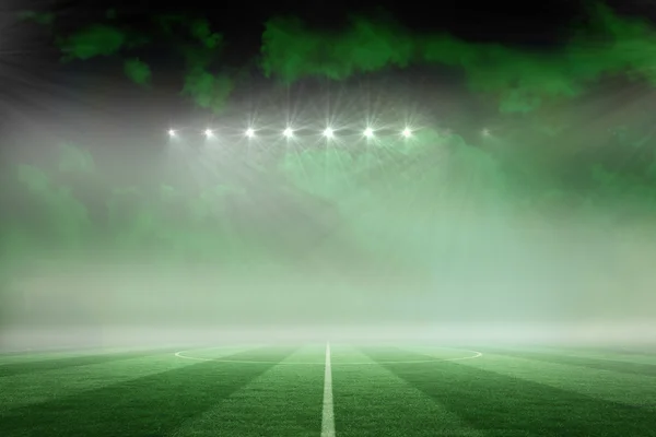 Futbol sahası yeşil gökyüzü altında — Stok fotoğraf