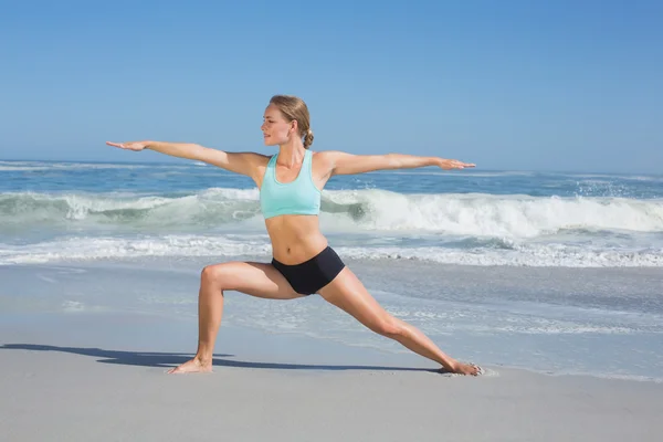 Passen vrouw op strand in warrior pose — Stockfoto