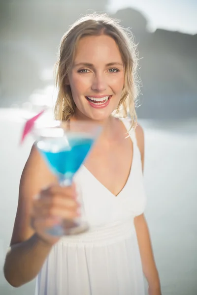 Rubia en la playa con cóctel — Foto de Stock