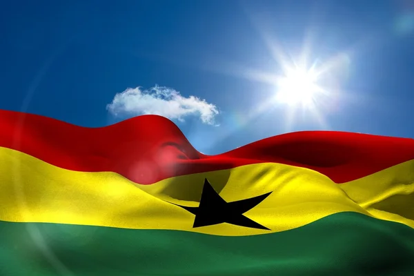 Ghana Nationalflagge unter sonnigem Himmel — Stockfoto