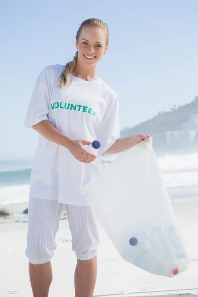 Voluntário pegando lixo na praia — Fotografia de Stock