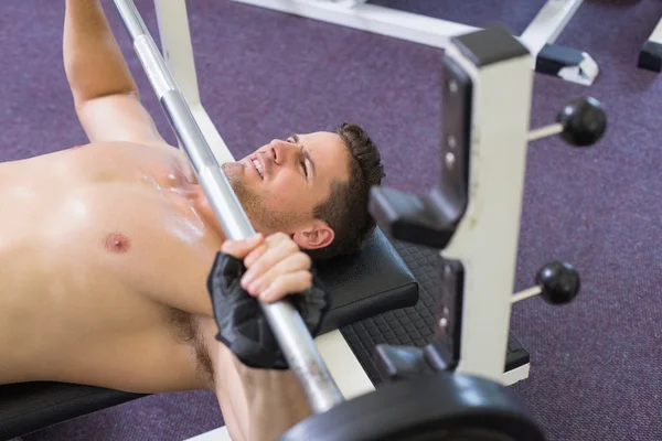 Bodybuilder lyfta tung skivstång vikt — Stockfoto