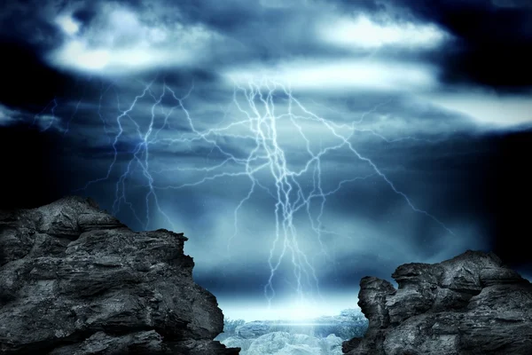 Rock overlooking stormy sky — Stock Photo, Image