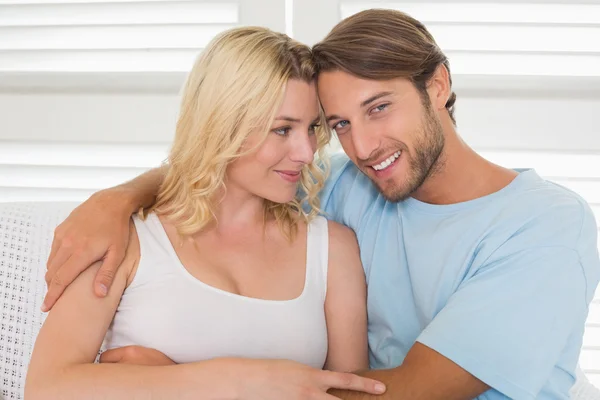 Paar sitzt auf der Couch — Stockfoto