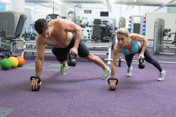 Bodybuilding man en vrouw in plank positie — Stockfoto