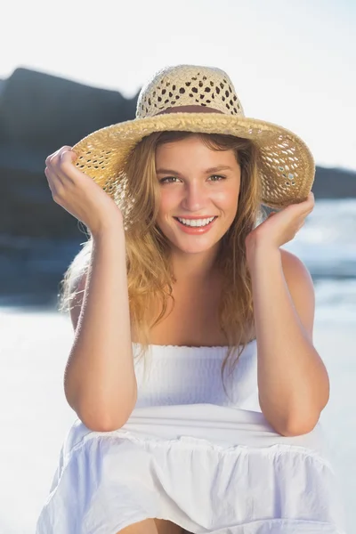 Loira em sundress sentado na praia — Fotografia de Stock