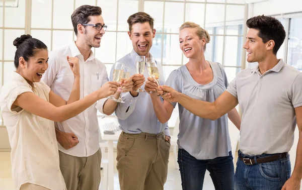 Деловая команда празднует шампанским — стоковое фото