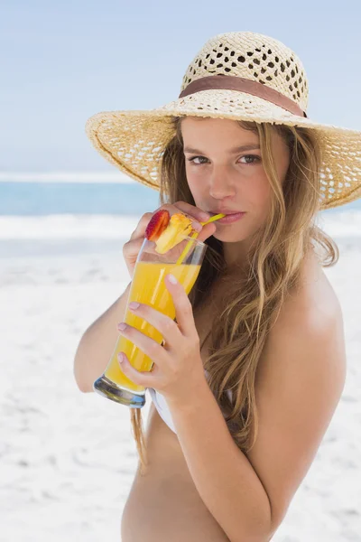 Blondin i bikini hålla cocktail — Stockfoto