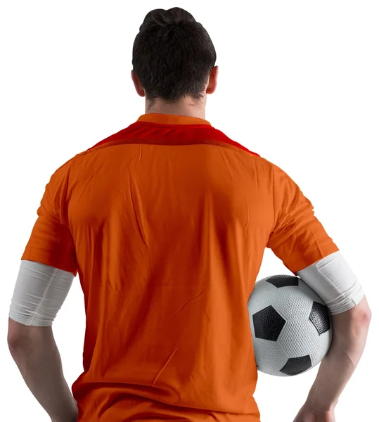 Fußballspieler in orangefarbenem Ballbesitz — Stockfoto