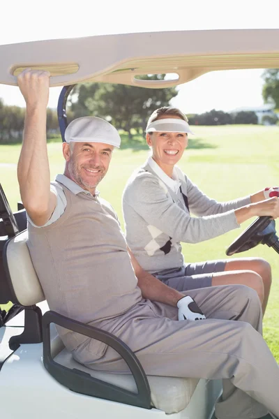 Пара гольфистов улыбается в своей коляске — стоковое фото