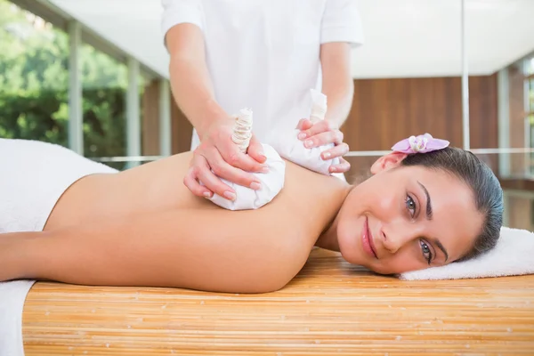 Frau bekommt Rückenmassage — Stockfoto