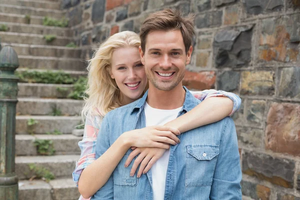 Hip young couple smiling at camera — Stock Photo, Image