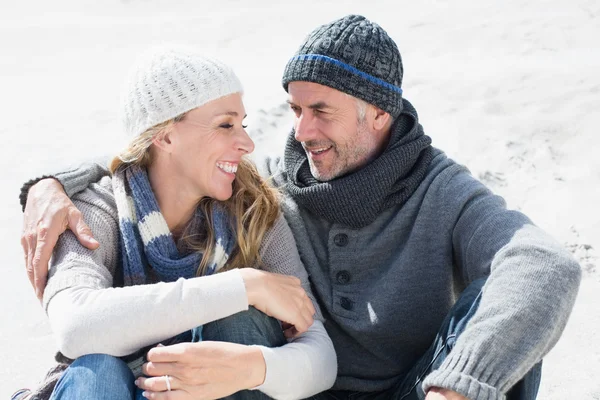 Paar in warmer Kleidung am Strand — Stockfoto