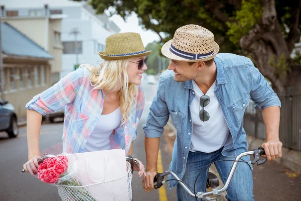 Hip couple going for a bike ride — Stock Photo, Image