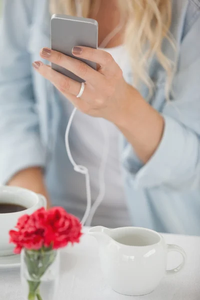 Blondin skicka ett textmeddelande i café — Stockfoto