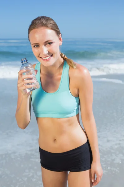 Fit mujer en la playa tomando una copa — Foto de Stock