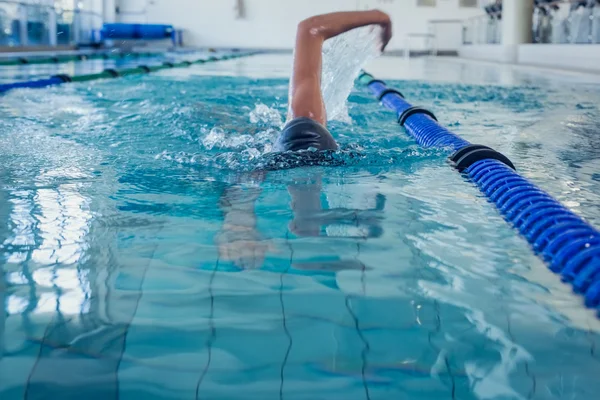 Fit swimmer doing the front stroke — Stock Photo, Image